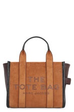 Load image into Gallery viewer, La traduzione di "The Suede Small Tote Bag" dall'italiano all'inglese è "The Suede Small Tote Bag".