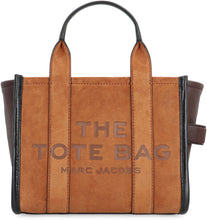 Load image into Gallery viewer, La traduzione di "The Suede Small Tote Bag" dall'italiano all'inglese è "The Suede Small Tote Bag".