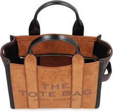 Load image into Gallery viewer, La traduzione di "The Suede Small Tote Bag" dall'italiano all'inglese è "The Suede Small Tote Bag".