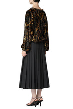 Load image into Gallery viewer, Dabia velvet blouse
