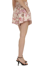 Load image into Gallery viewer, Matchmaker Tuck linen shorts
