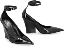Load image into Gallery viewer, VLogo patent leather pumps
