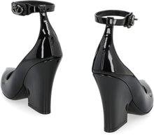 Load image into Gallery viewer, VLogo patent leather pumps

