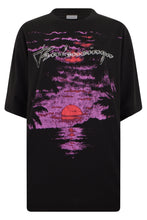 Load image into Gallery viewer, T-shirt with short sleeves with graphic
