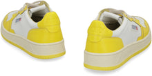 Load image into Gallery viewer, Medalist low-top sneakers
