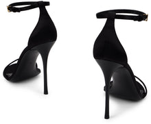 Load image into Gallery viewer, Heels in patent leather and velvet
