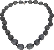 Load image into Gallery viewer, Necklace with resin pearls
