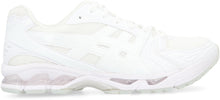 Load image into Gallery viewer, Low-top sneakers made of leather and fabric.
