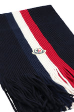 Load image into Gallery viewer, Wool scarf with fringes
