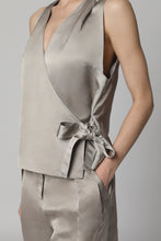 Load image into Gallery viewer, Knot front blouse
