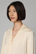 Load image into Gallery viewer, Crêpe blouse
