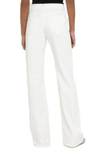Load image into Gallery viewer, Straight leg jeans
