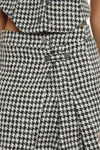 Load image into Gallery viewer, Houndstooth mini skirt
