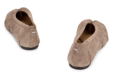 Load image into Gallery viewer, Tabi ballerinas in suede
