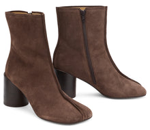 Load image into Gallery viewer, Suede ankle boots
