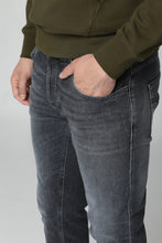 Load image into Gallery viewer, Brighton carrot-fit jeans
