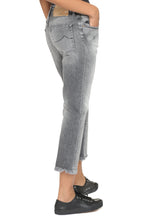 Load image into Gallery viewer, Cropped jeans
