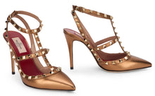 Load image into Gallery viewer, Rockstud pumps in laminated leather
