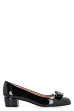 Load image into Gallery viewer, Vara bow patent leather pumps
