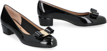 Load image into Gallery viewer, Vara bow patent leather pumps

