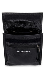 Load image into Gallery viewer, Explorer leather messenger bag
