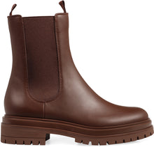 Load image into Gallery viewer, Leather Chelsea boots
